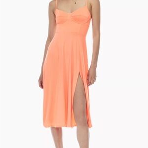 Aritzia Montague Midi Dress in Faded Coral
Side slit
Sweetheart neckline